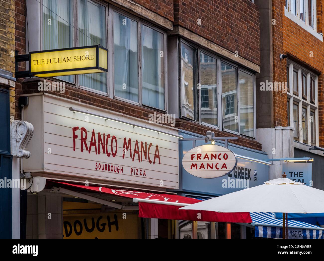 Il Fulham Shore PLC su Berwick Street, Soho, Londra. La Fulham Shore è una società di ristoranti che possiede Franco Banca e le catene di ristoranti Real Greek. Foto Stock