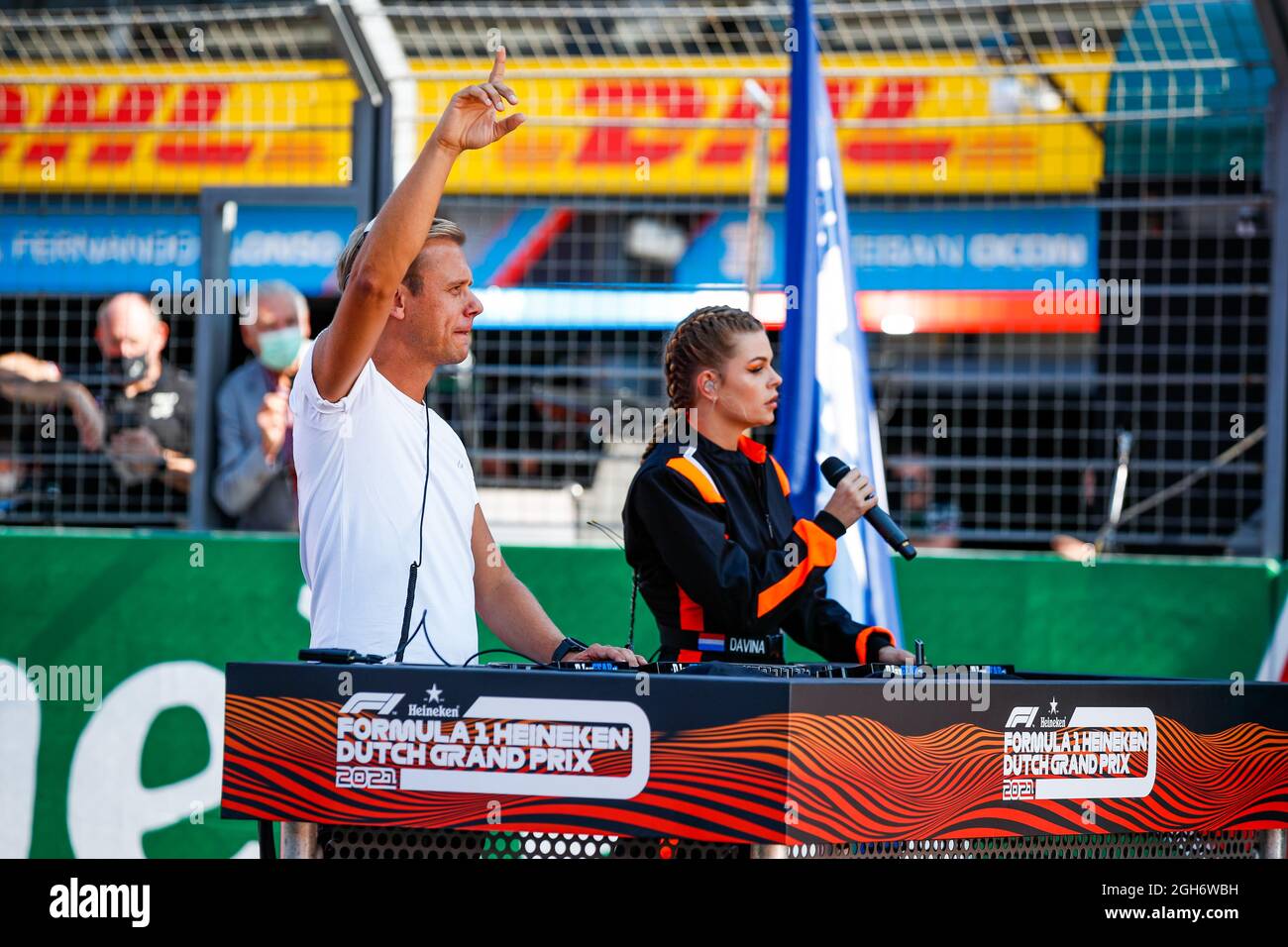 Zandvoort, Paesi Bassi. 05 settembre 2021. DJ Armin Van Buuren e Davina Michelle in griglia di partenza durante la Formula 1 Heineken Gran Premio d'Olanda 2021, 13° round del FIA Formula uno World Championship 2021 dal 3 al 5 settembre 2021 sul circuito di Zandvoort, a Zandvoort, Olanda Credit: Independent Photo Agency/Alamy Live News Foto Stock