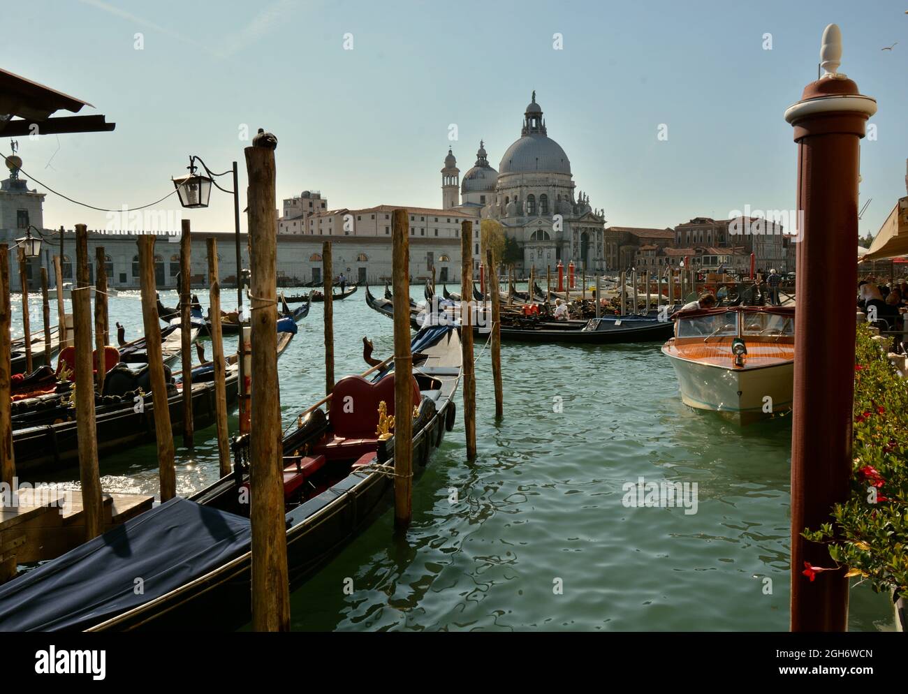 Vista panoramica con canali barche e palazzi a Venezia Foto Stock