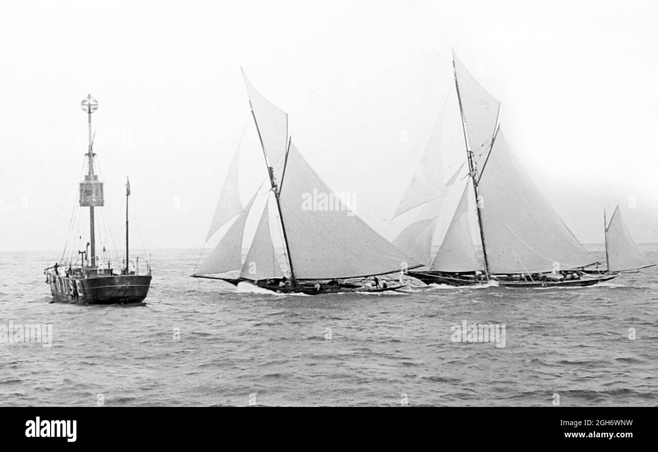 Southend Lightship e yacht da corsa Foto Stock