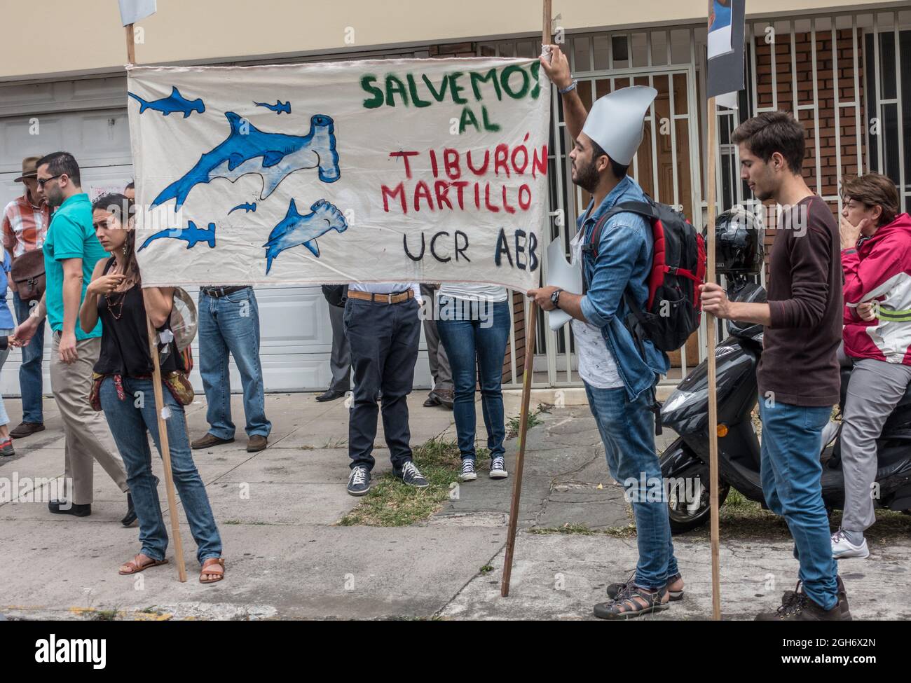 Studenti costaricani che hanno in mano un banner "Salva lo squalo Hammerhead". Foto Stock