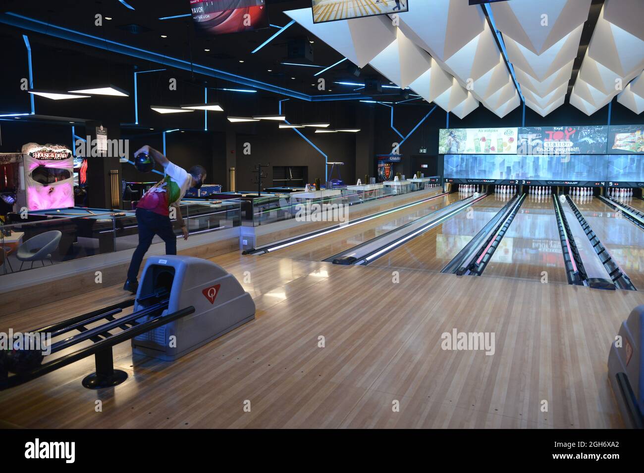 Sofia, Bulgaria - ago 25 2021: Un uomo che lancia una palla verso dieci birilli sulla pista da bowling Foto Stock