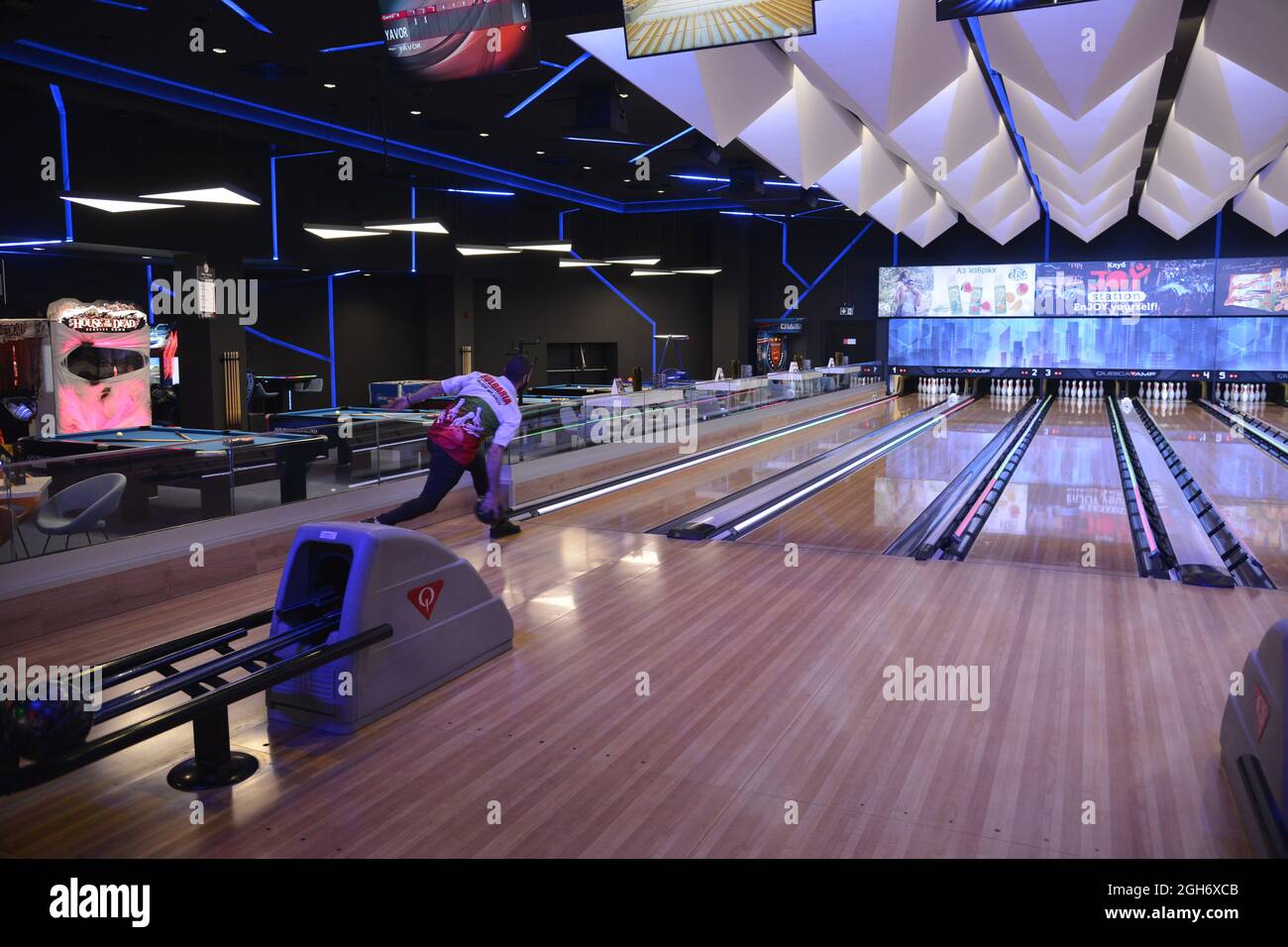 Sofia, Bulgaria - ago 25 2021: Un uomo che lancia una palla verso dieci birilli sulla pista da bowling Foto Stock