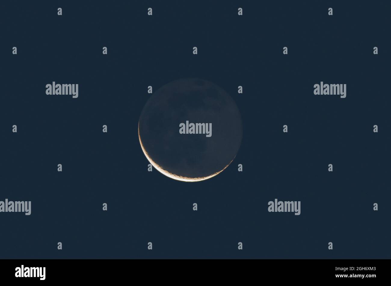 Mezzaluna in declino, la luce grigia di Moon sul cielo del mattino Foto Stock Mezzaluna in declino, la luce grigia di Moon sul cielo del mattino Foto Stock