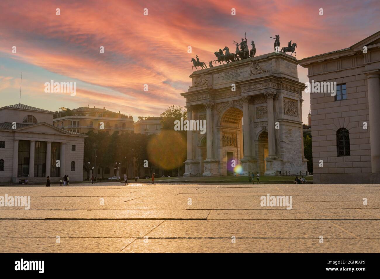 Arco della pace a Milano al tramonto. È uno dei simboli principali della città di Milano, Lombardia, Italia, Europa Foto Stock