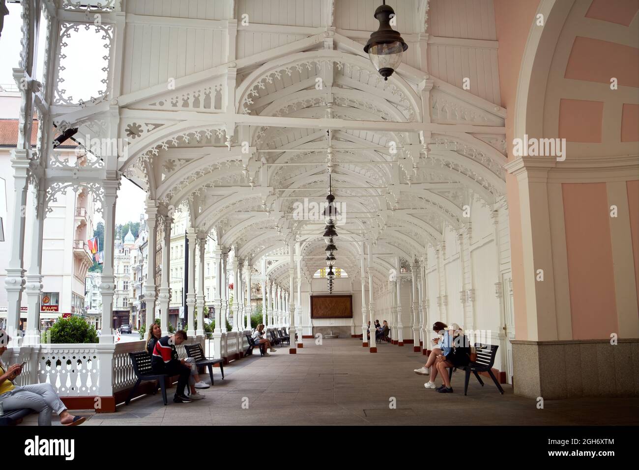 KARLOVY VARY, REPUBBLICA CECA - 20 AGOSTO 2021: Colonnato del mercato del legno o Trzni kolonada nella città termale di Carlsbad Foto Stock