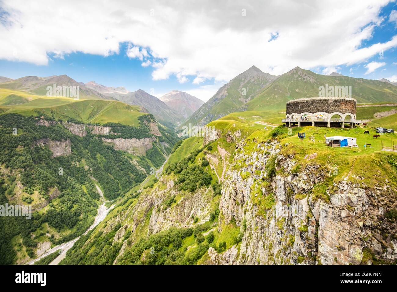 Punto di vista Gudauri punto panoramico sulla cima della montagna con ampie vedute del dipinto e concreto monumento dell'amicizia Russia-Georgia dall'alto Foto Stock