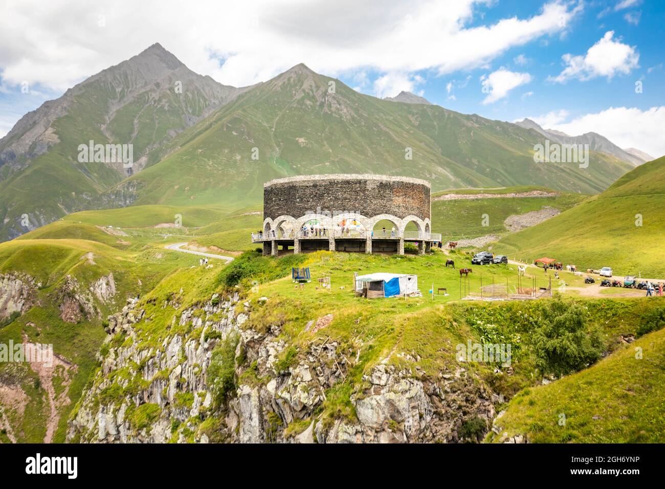 Punto di vista Gudauri punto panoramico sulla cima della montagna con ampie vedute del dipinto e concreto monumento dell'amicizia Russia-Georgia dall'alto Foto Stock