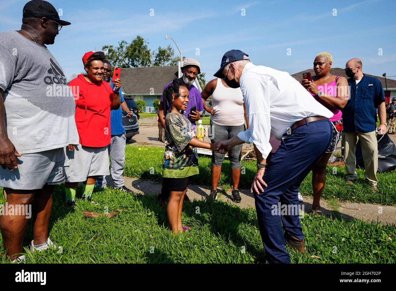 Laplace, Stati Uniti d'America. 03 Settembre 2021. Il presidente degli Stati Uniti Joe Biden saluta una giovane ragazza durante un tour del quartiere di Cambridge danneggiato dall'uragano Ida 3 settembre 2021 a LaPlace, Louisiana. Credit: Adam Schultz/White House Photo/Alamy Live News Foto Stock