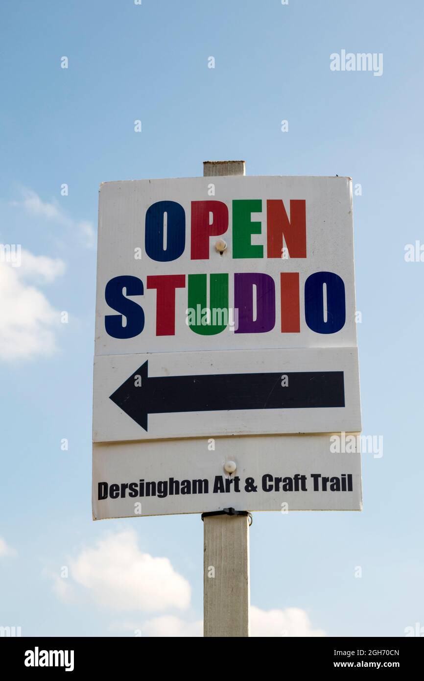 Freccia che indica uno studio aperto sul Dersingham Art & Craft Trail. Foto Stock