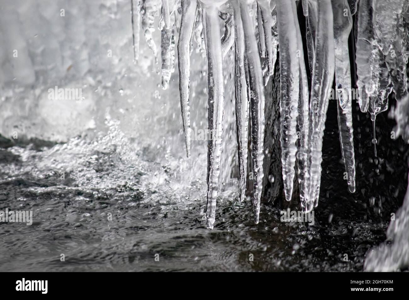 Cascata ghiacciata e ghiacciate chiare, in una giornata fredda amaramente in inverno Foto Stock