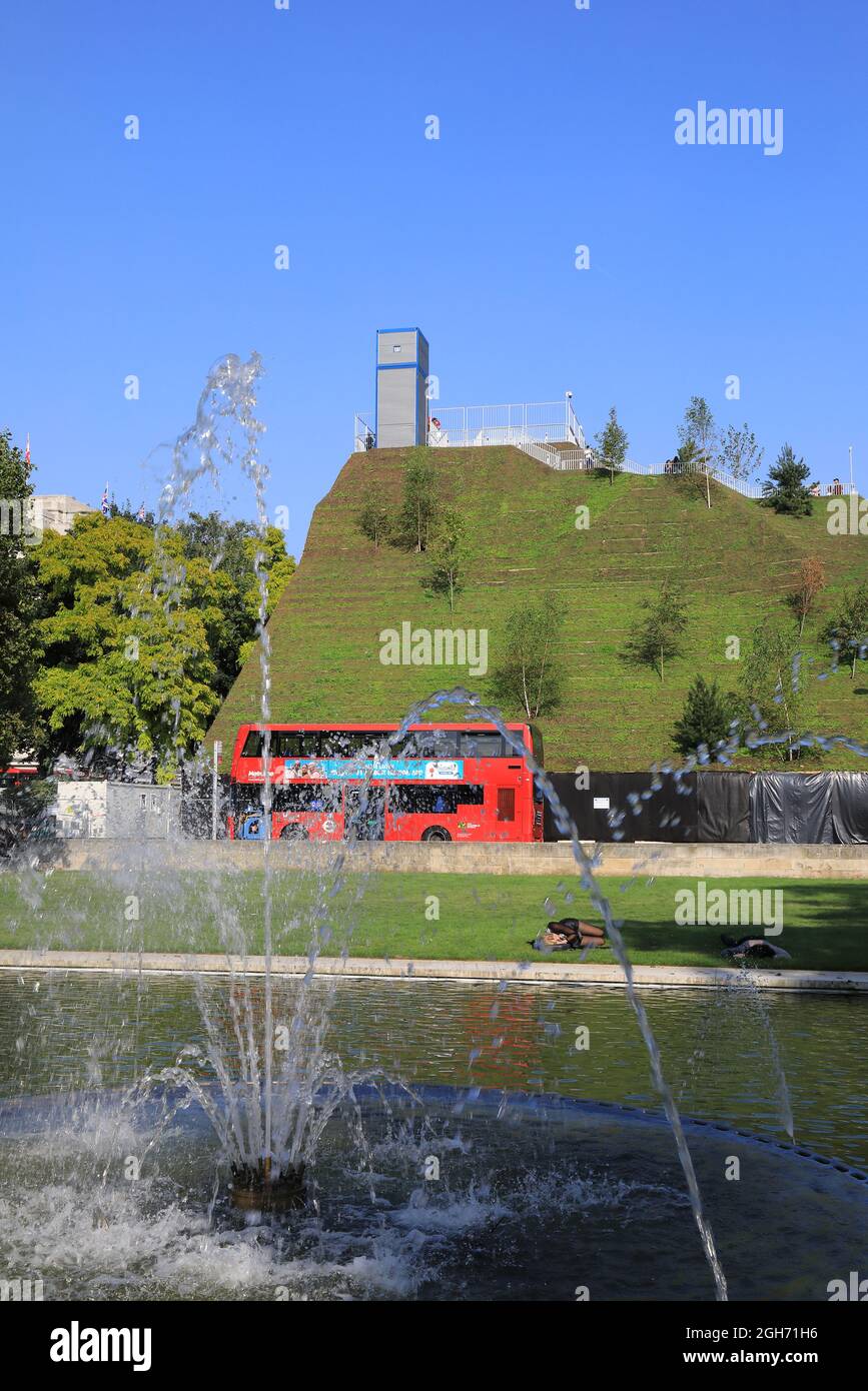 Marble Arch Mound, un'installazione temporanea - una collina artificiale alta 25 m, con una piattaforma panoramica in cima, costruita per attirare la gente di nuovo a Londra Foto Stock