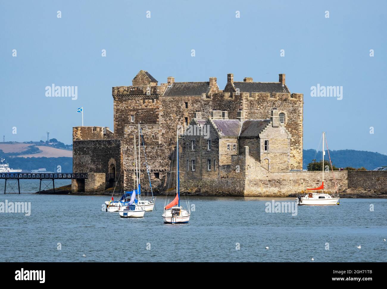 Castello di Blackness sulle rive del Firth of Forth. Il Castello è stato utilizzato in passato come set cinematografico, più recentemente per la serie televisiva Outlander. Foto Stock