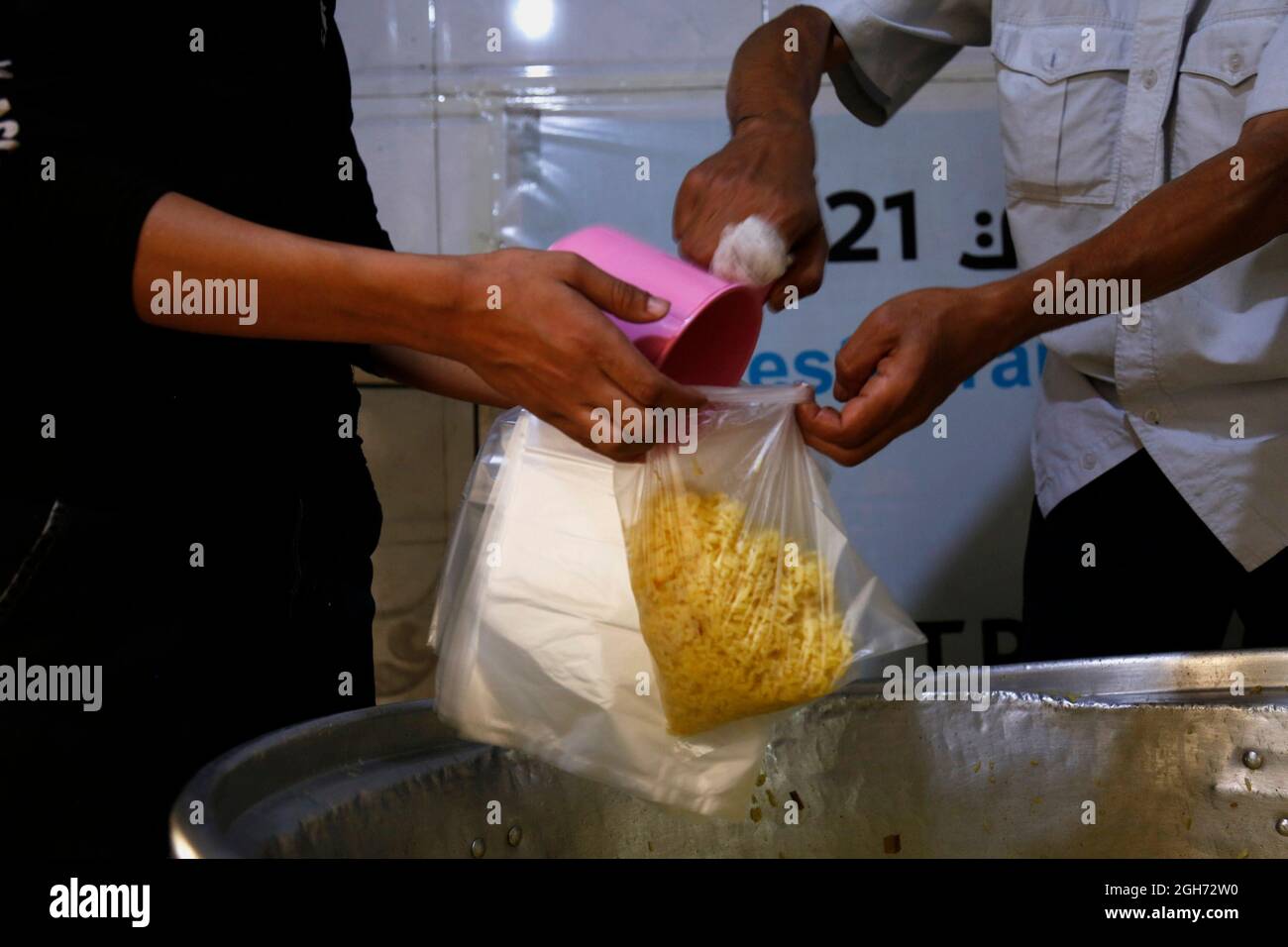 Sanaa, Yemen. 5 settembre 2021. I lavoratori di un centro di beneficenza preparano pasti gratuiti a Sanaa, Yemen, il 5 settembre 2021. Credit: Nyooooooooooooooooooooooooooooo Foto Stock