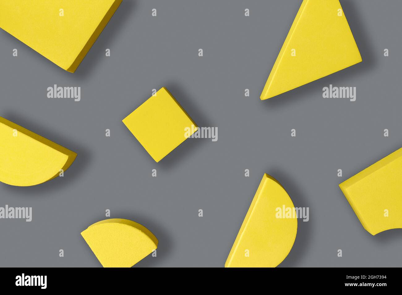 Composizione piatta delle forme geometriche gialle su sfondo grigio. Colori dell'anno 2021 Pantone illuminanti e grigio Ultimate. Concetto di minimalismo Foto Stock