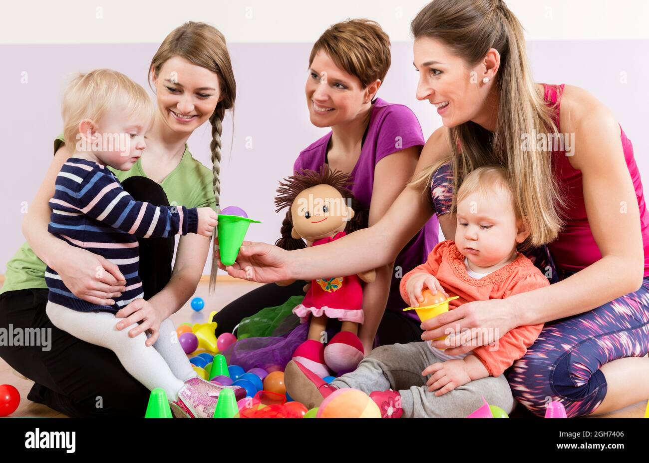 Le madri che giocano con i loro bambini Foto Stock