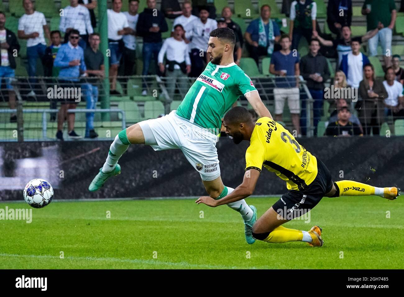 DORDRECHT, PAESI BASSI - 5 SETTEMBRE: Nikolas Agrafiotis del FC Dordrecht e Kristopher da Graca del VVV-Venlo durante l'olandese Keukenkampioendivisie match tra il FC Dordrecht e il VV-Venlo al Riwal Hoogwerkers Stadion il 5 settembre 2021 a Dordrecht, Paesi Bassi (Foto di Rene Nijhuis/Orange Pictures) Foto Stock