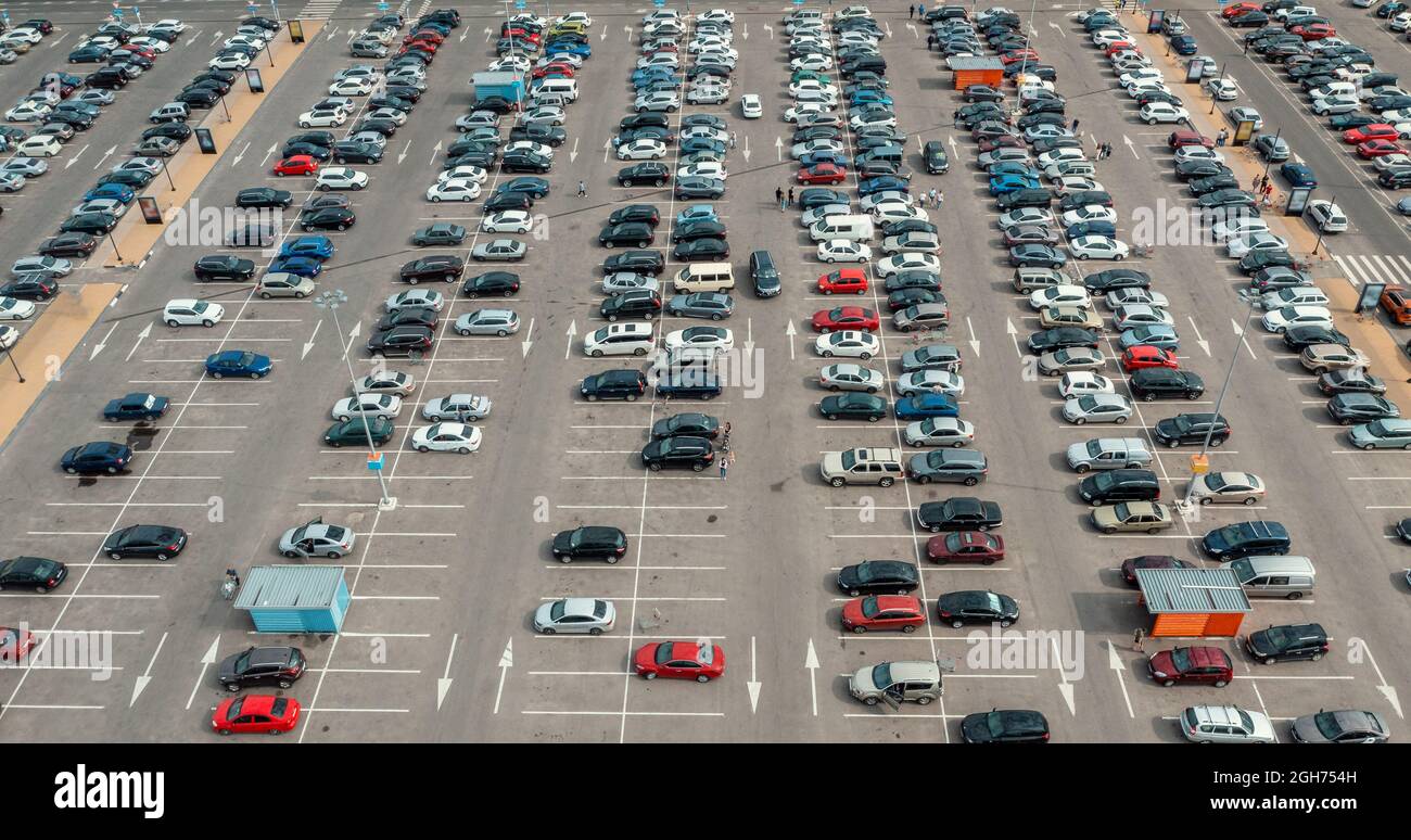 Parcheggio del centro commerciale con molte auto, vista dall'alto dal drone. Foto Stock