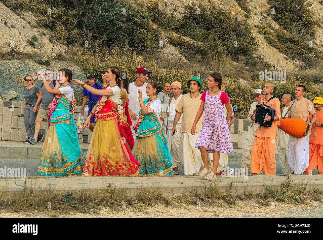 Hare Krishna canta per strada Foto Stock