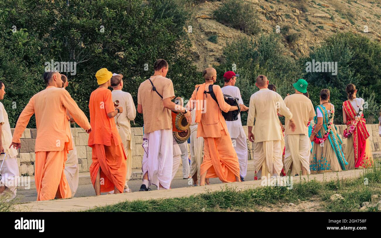 Hare Krishna canta per strada Foto Stock