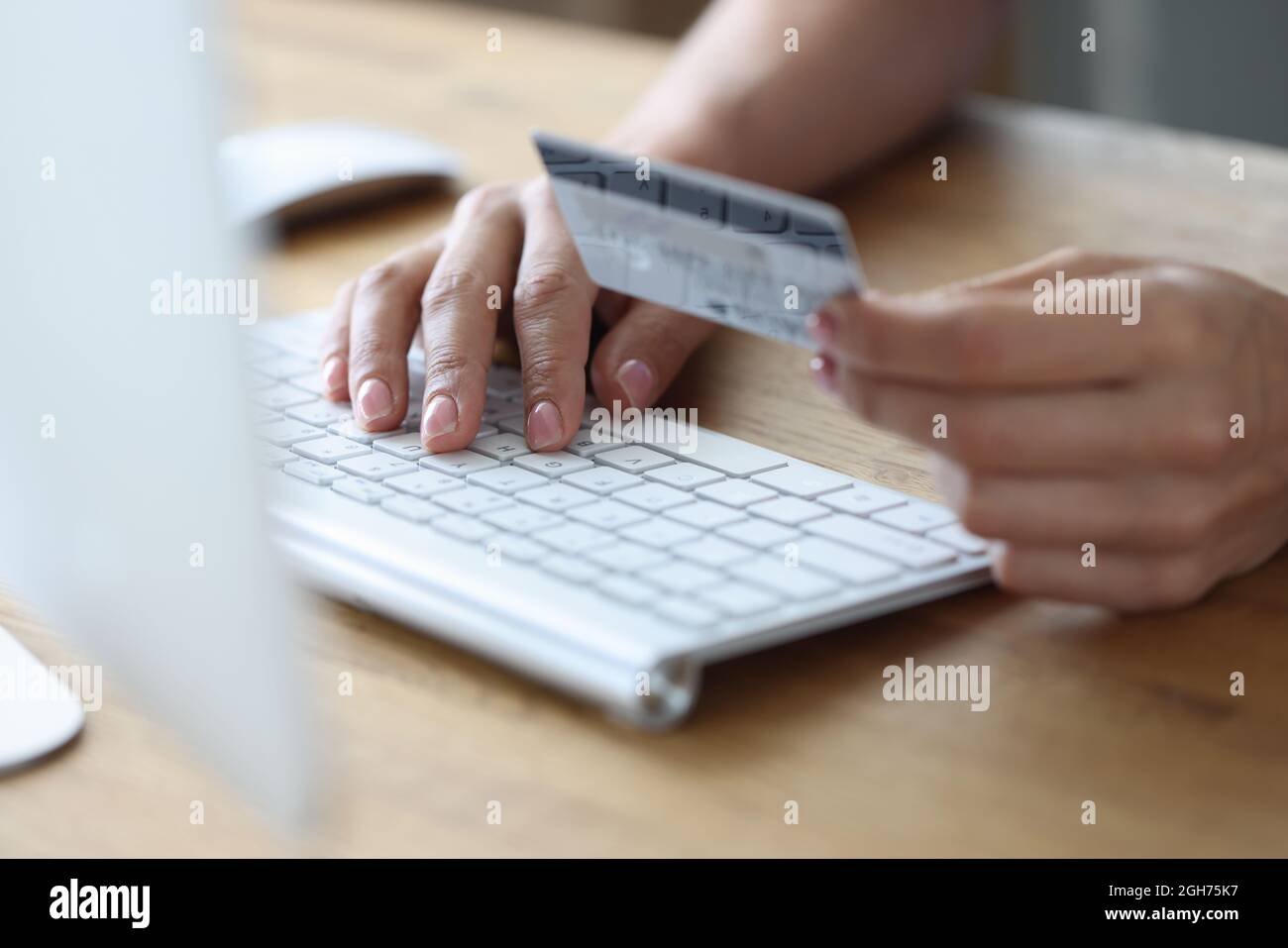 Donna che paga online con carta di credito di plastica primo piano Foto Stock