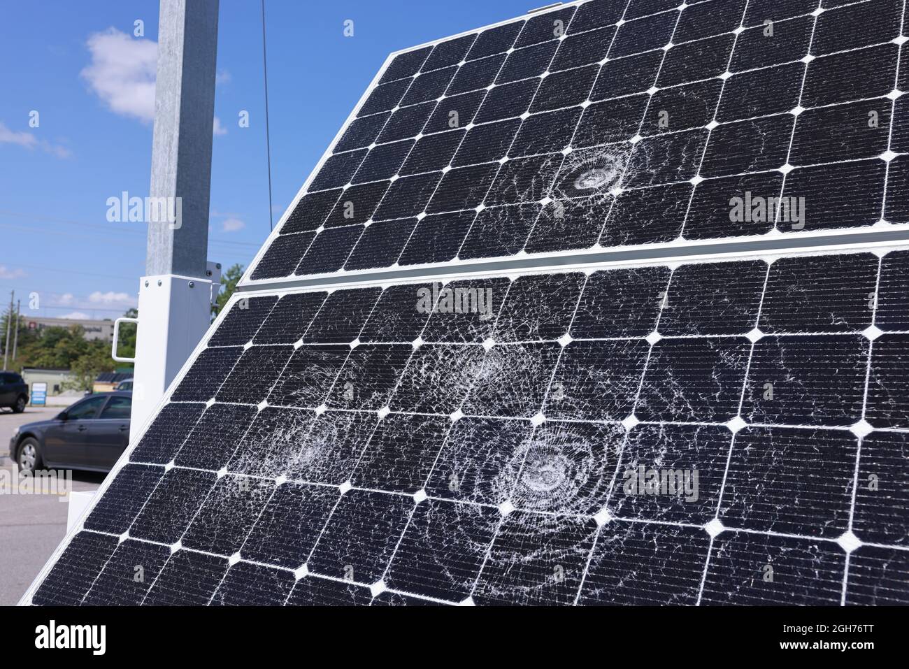 BLOOMINGTON, INDIANA - SETTEMBRE 02: Il pannello solare che alimenta un “lotto poliziotto” parcheggiato nel parcheggio del supermercato Seminary Square Kroger, è danneggiato da apparente vandalismo, il 02 Settembre 2021 a Bloomington, Indiana. Il dispositivo, prodotto da Live View, consente di eseguire il rilevamento del parcheggio tramite video e altri metodi di raccolta elettronica delle informazioni. (Foto di Jeremy Hogan/The Bloomingtonian) Foto Stock