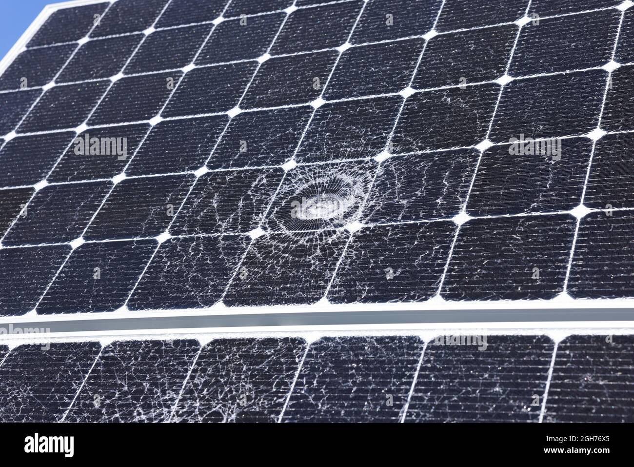 BLOOMINGTON, INDIANA - SETTEMBRE 02: Il pannello solare che alimenta un “lotto poliziotto” parcheggiato nel parcheggio del supermercato Seminary Square Kroger, è danneggiato da apparente vandalismo, il 02 Settembre 2021 a Bloomington, Indiana. Il dispositivo, prodotto da Live View, consente di eseguire il rilevamento del parcheggio tramite video e altri metodi di raccolta elettronica delle informazioni. (Foto di Jeremy Hogan/The Bloomingtonian) Foto Stock