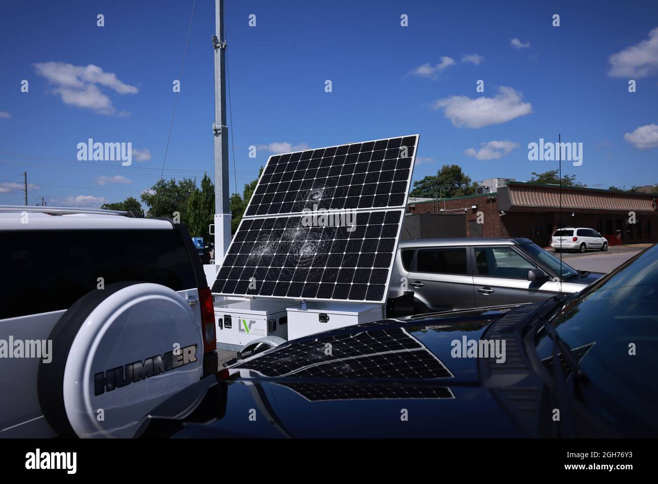 BLOOMINGTON, INDIANA - SETTEMBRE 02: Il pannello solare che alimenta un “lotto poliziotto” parcheggiato nel parcheggio del supermercato Seminary Square Kroger, è danneggiato da apparente vandalismo, il 02 Settembre 2021 a Bloomington, Indiana. Il dispositivo, prodotto da Live View, consente di eseguire il rilevamento del parcheggio tramite video e altri metodi di raccolta elettronica delle informazioni. (Foto di Jeremy Hogan/The Bloomingtonian) Foto Stock