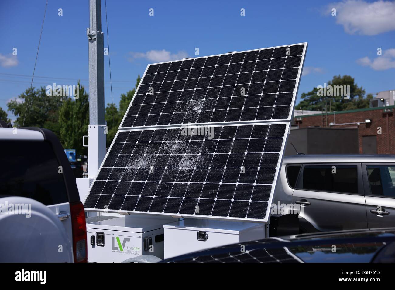 BLOOMINGTON, INDIANA - SETTEMBRE 02: Il pannello solare che alimenta un “lotto poliziotto” parcheggiato nel parcheggio del supermercato Seminary Square Kroger, è danneggiato da apparente vandalismo, il 02 Settembre 2021 a Bloomington, Indiana. Il dispositivo, prodotto da Live View, consente di eseguire il rilevamento del parcheggio tramite video e altri metodi di raccolta elettronica delle informazioni. (Foto di Jeremy Hogan/The Bloomingtonian) Foto Stock