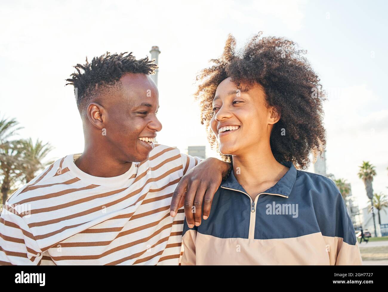 Ritratto medio scatto di una giovane coppia nera guardandosi sorridente. Concetto di famiglia, fratelli, sorelle, amici, relazione. Foto Stock