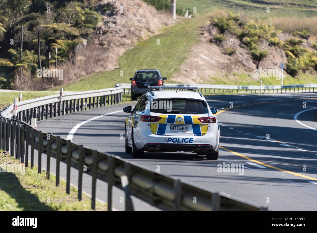 Macchina di polizia Skoda sulla strada a Tauranga, NZ. Foto Stock
