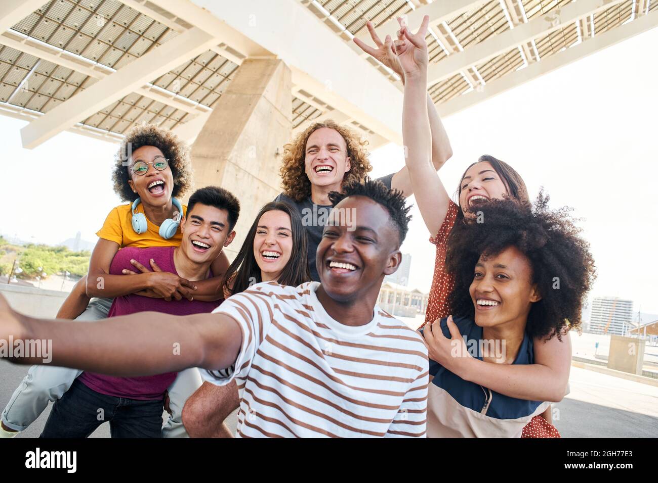 Gruppo di amici che si divertono in città. Giovani studenti interrazziali che prendono un selfie. Concetto di amicizia, tecnologia, vacanza. Foto Stock