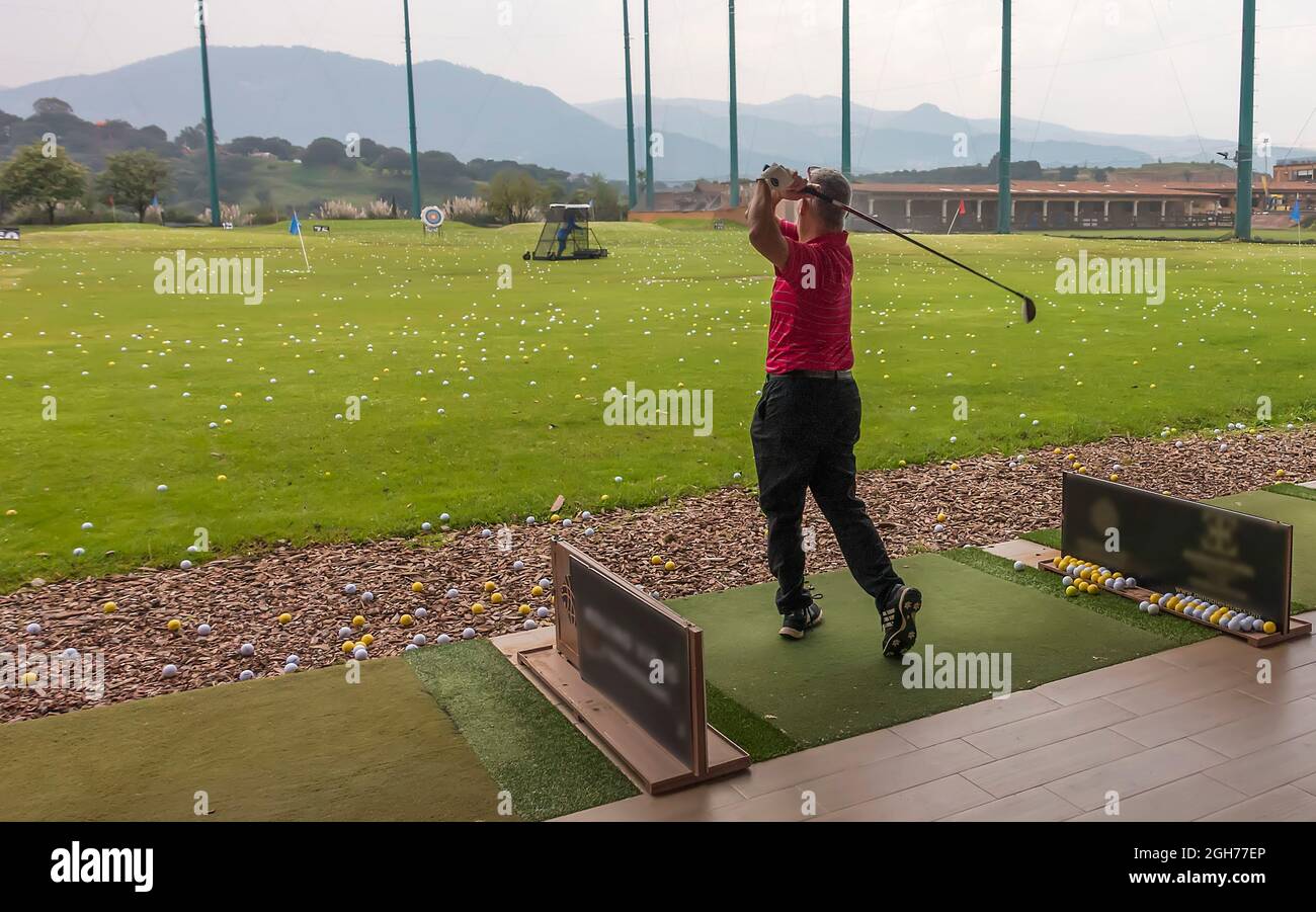 L'uomo colpisce la palla sul campo da golf, Città del Messico, Messico Foto Stock