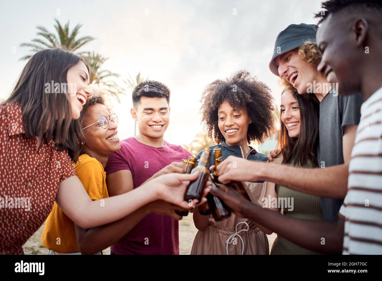 Gruppo di persone, multietniche, felici, tostate, che si divertono, allegre e sorridenti. Foto Stock