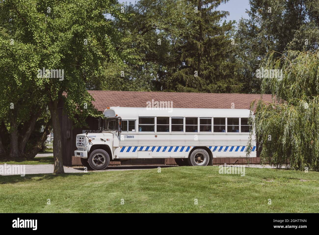 Toronto, Ontario, Canada - Luglio 31 2021: Un vecchio autobus bianco e blu della città di Toronto parcheggiato sulle Isole Toronto. Foto Stock