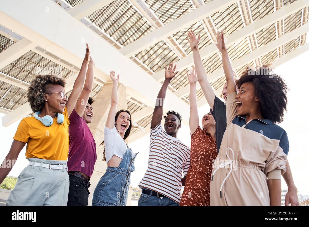 Gruppo di amici con le mani in aria. Concetto di multiculturale, amicizia, celebrazione. Foto Stock