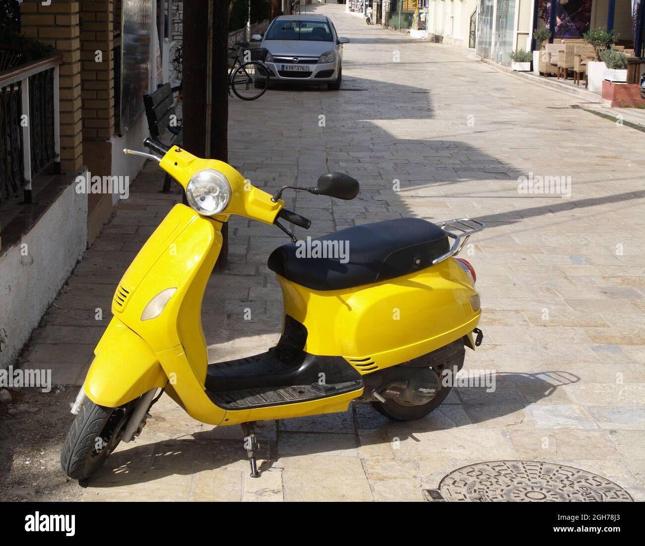 Scooter giallo brillante a Kassiopi, Corfù, Grecia Foto Stock