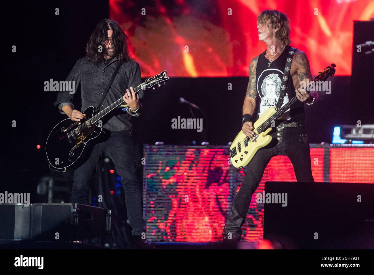 OSPITE SPECIALE Dave Grohl, suona con Duff McKagan di Guns N Roses durante il giorno 2 del BottleRock Napa Valley Festival 2021 il 4 settembre 2021 a Napa, California. Foto: CT/imageSPACE Foto Stock