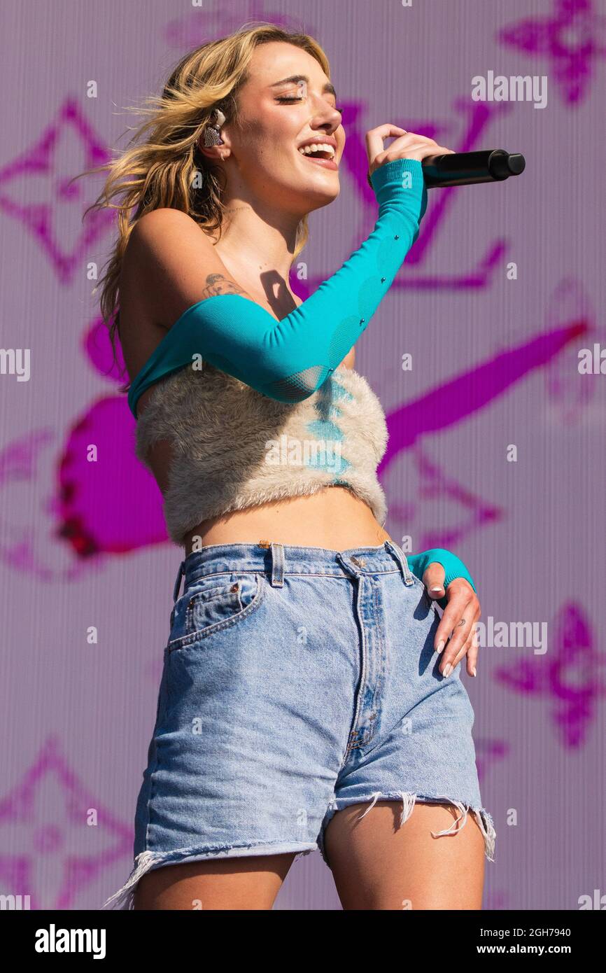 Olivia o'Brien si esibisce durante il giorno 2 del BottleRock Napa Valley Festival 2021 il 4 settembre 2021 a Napa, California. Foto: Chris Tuite/imageSPACE Foto Stock