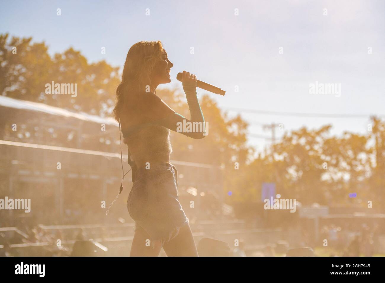 Olivia o'Brien si esibisce durante il giorno 2 del BottleRock Napa Valley Festival 2021 il 4 settembre 2021 a Napa, California. Foto: Chris Tuite/imageSPACE Foto Stock