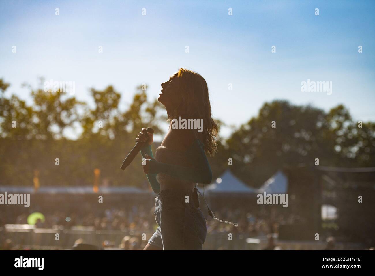 Olivia o'Brien si esibisce durante il giorno 2 del BottleRock Napa Valley Festival 2021 il 4 settembre 2021 a Napa, California. Foto: Chris Tuite/imageSPACE Foto Stock