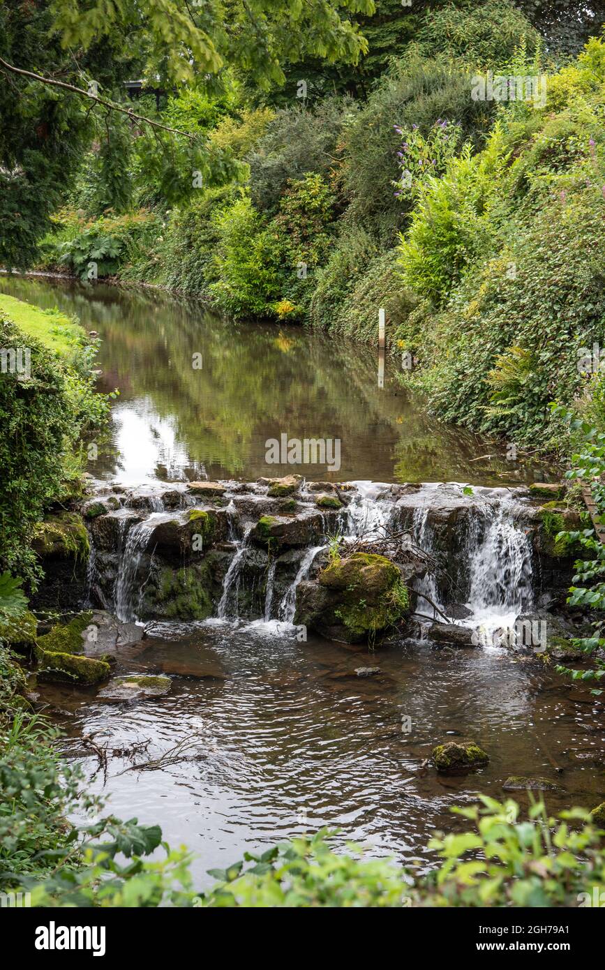 Acqua a flusso lento del fiume stretto a Buxton, Derbyshire, Regno Unito. Foto Stock