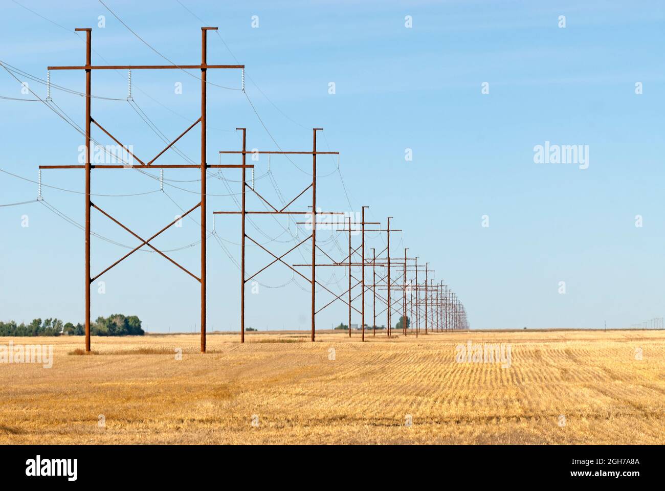 La linea idro attraversa il terreno agricolo della prateria. Foto Stock