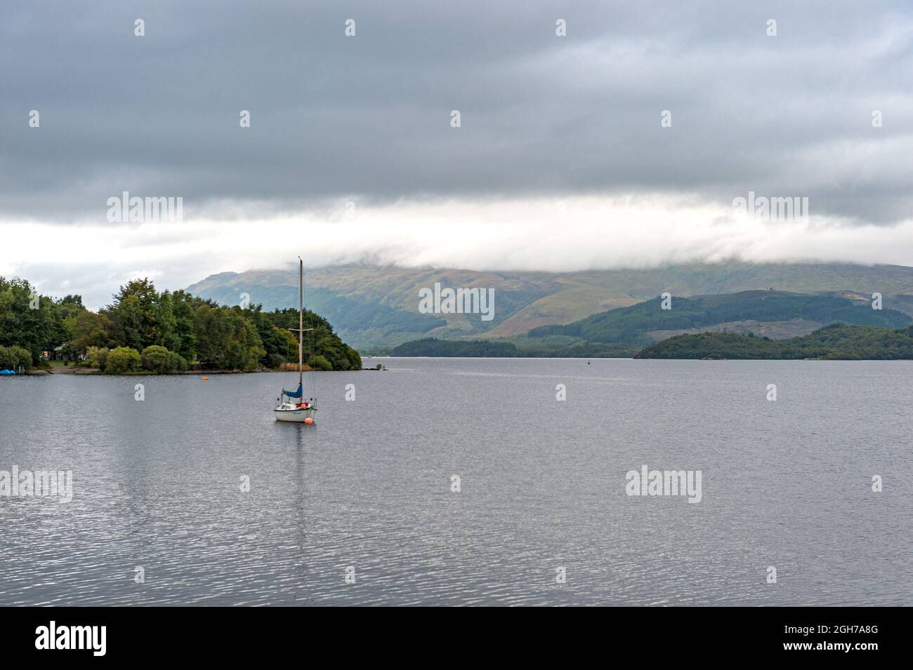 Barca a vela ormeggiata a Loch Lomond Foto Stock