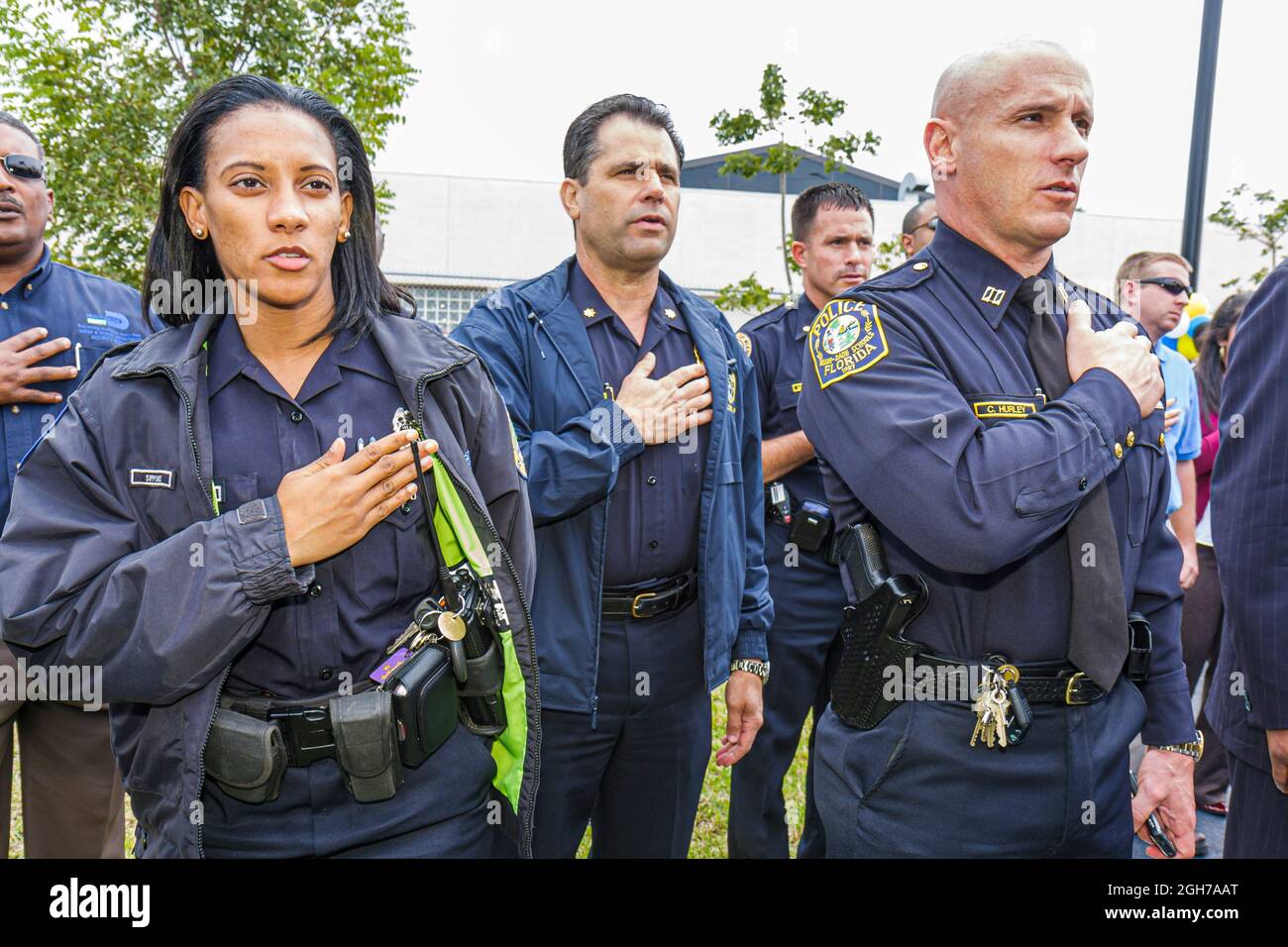 Miami Florida, Overtown Black Police Precinct & Courthouse Museum Grand Opening, uomini ispanici donne ufficiali, pegno di Allegiance polizia uniforme Foto Stock