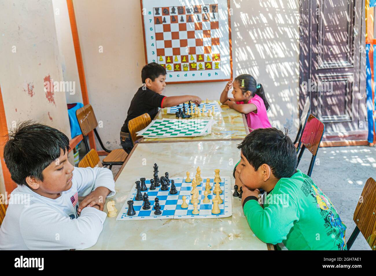 Tacna Peru,campo di scacchi Avenida Modesto Basadre gameboard,ragazzi ispanici ragazza maschio femmina bambini ragazzi studenti che giocano a studiare Foto Stock