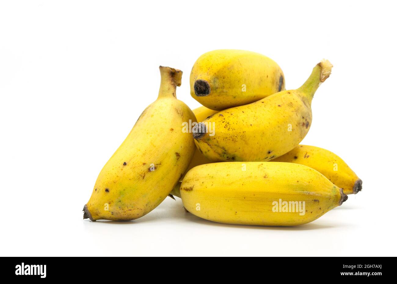 Un piccolo mucchio di banane coltivate o Namwa banana in lingua tailandese su sfondo bianco, primo piano coltivato banana. Foto Stock