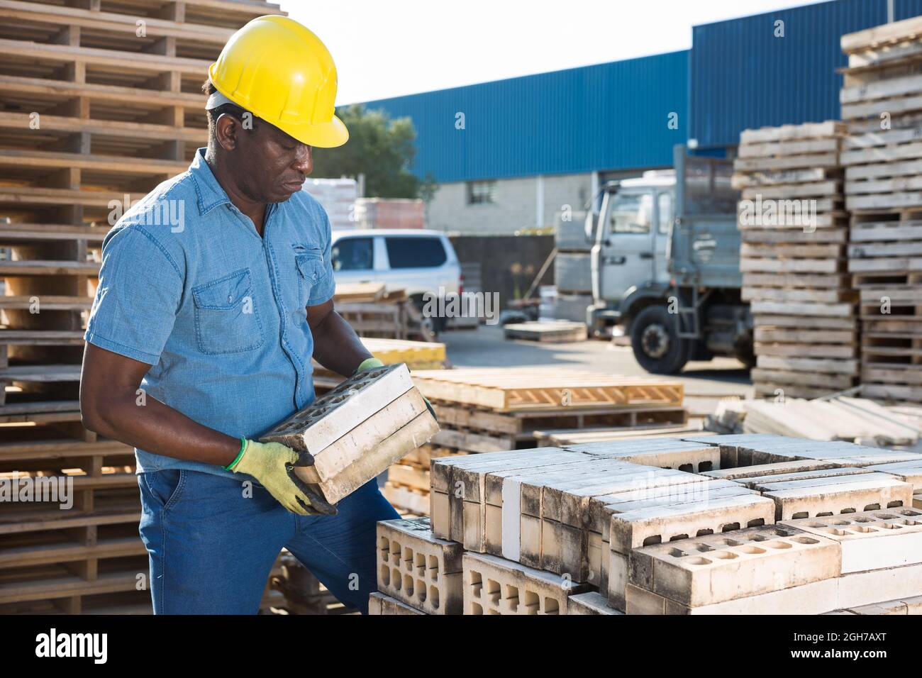 Il magazzino dei lavoratori afroamericani depone mattoni Foto Stock