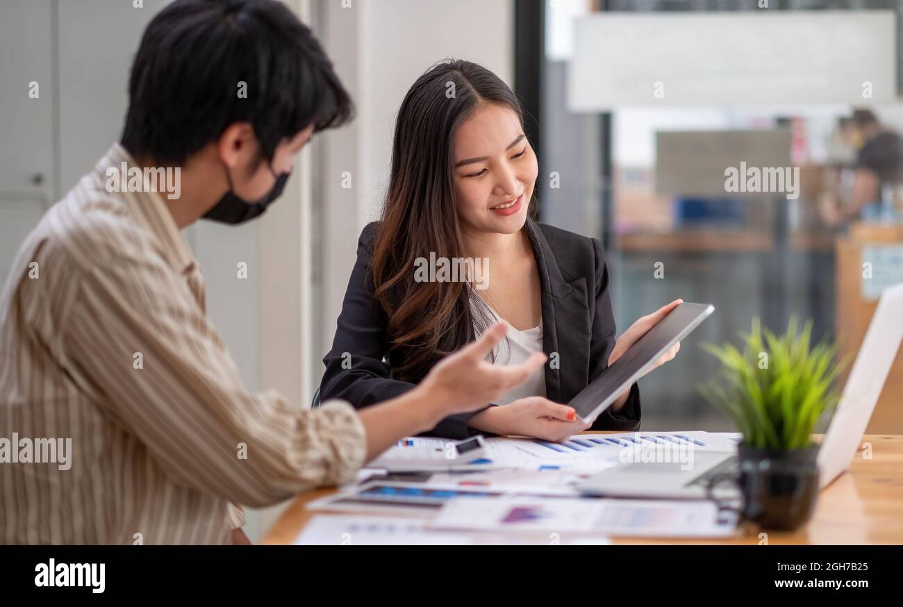 Business People analysis report grafici riepilogativi delle spese operative aziendali e dei dati di lavoro relativi al bilancio aziendale. Business Foto Stock