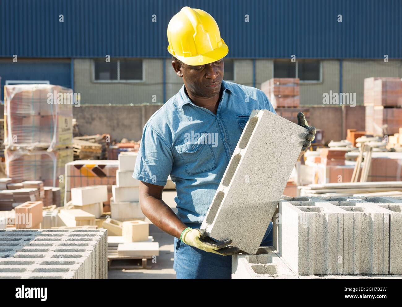 Il magazzino dei lavoratori afroamericani depone mattoni Foto Stock